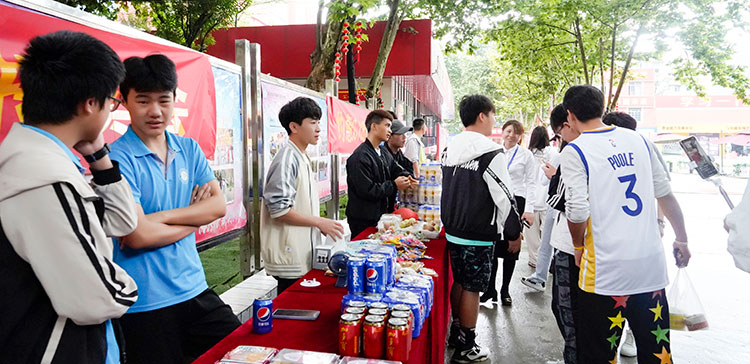 新华学子开启618电商集市，气氛超燃