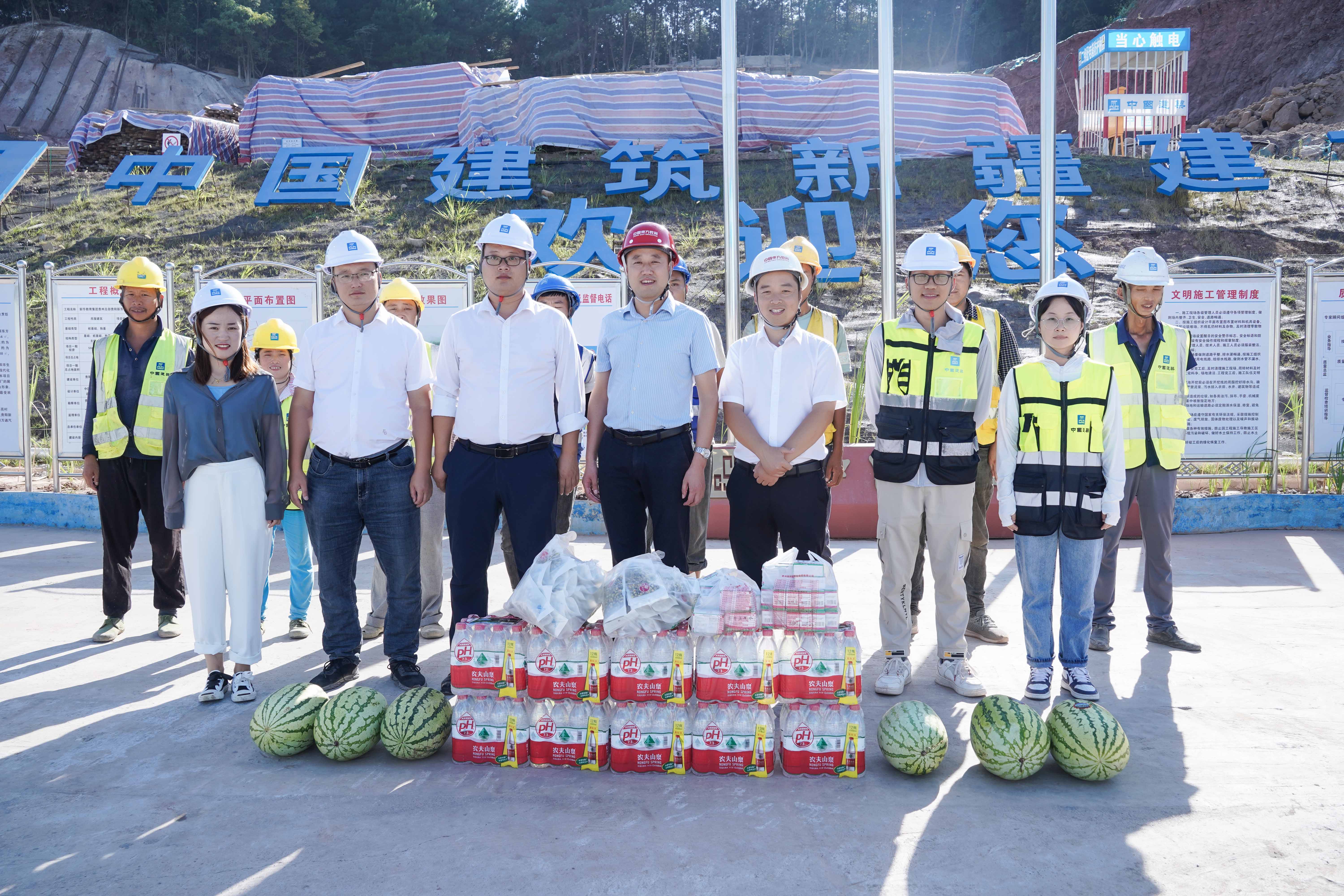 校领导赴新校区查看建设推进情况并慰问建筑工人