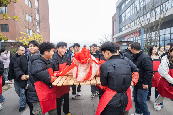 "杀猪饭"狂欢，年味燃爆校园