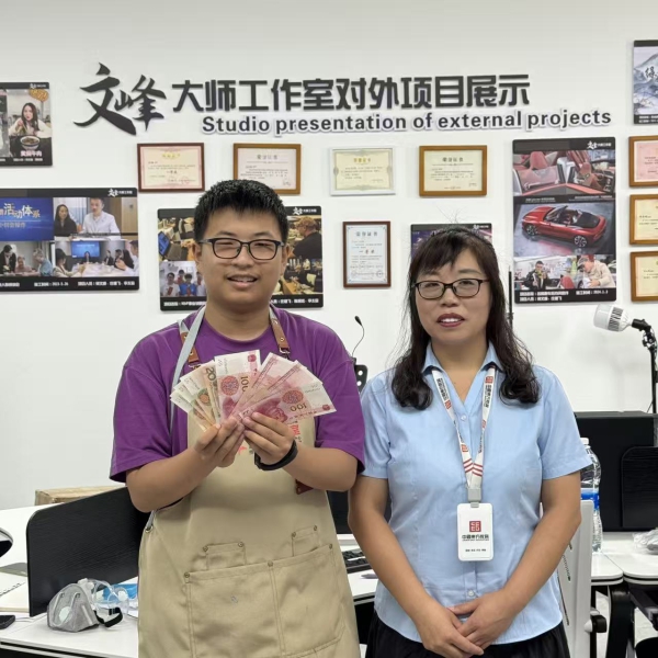 我校文峰大师工作室勤工俭学项目持续推进。