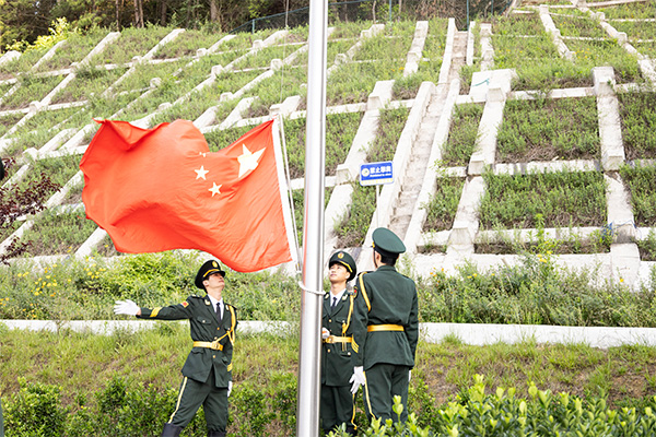 国旗下的荣耀时刻，这些师生太棒了——贵阳新华升旗暨颁奖典礼！